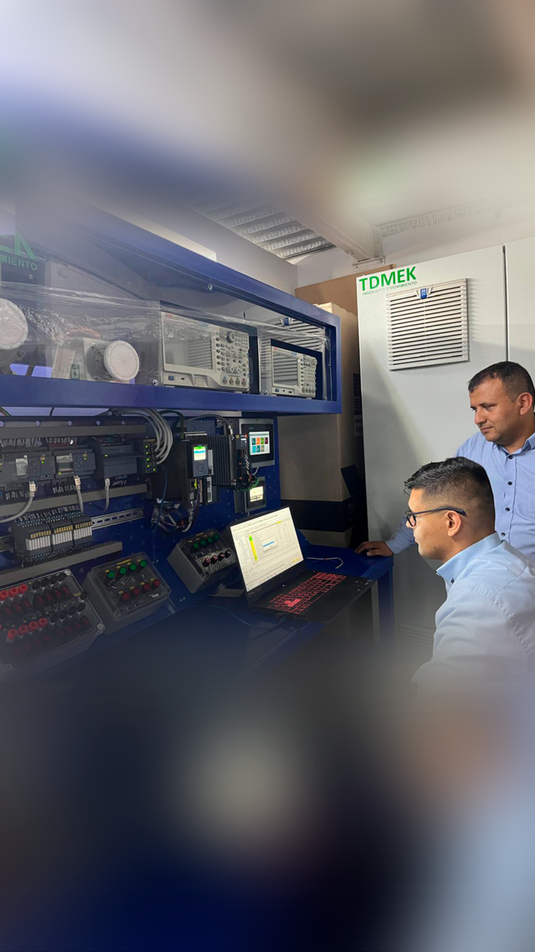 Entrenador didáctico industrial para prácticas de automatización, control eléctrico, PLC, sensores y simulación de procesos.