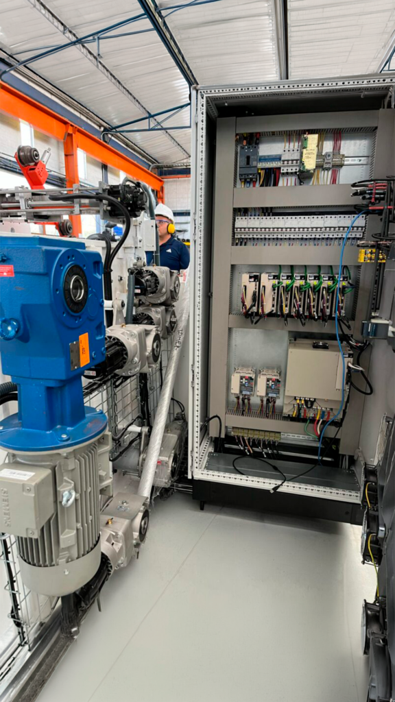 Integración en tablero de control industrial por TDMEK Colombia.