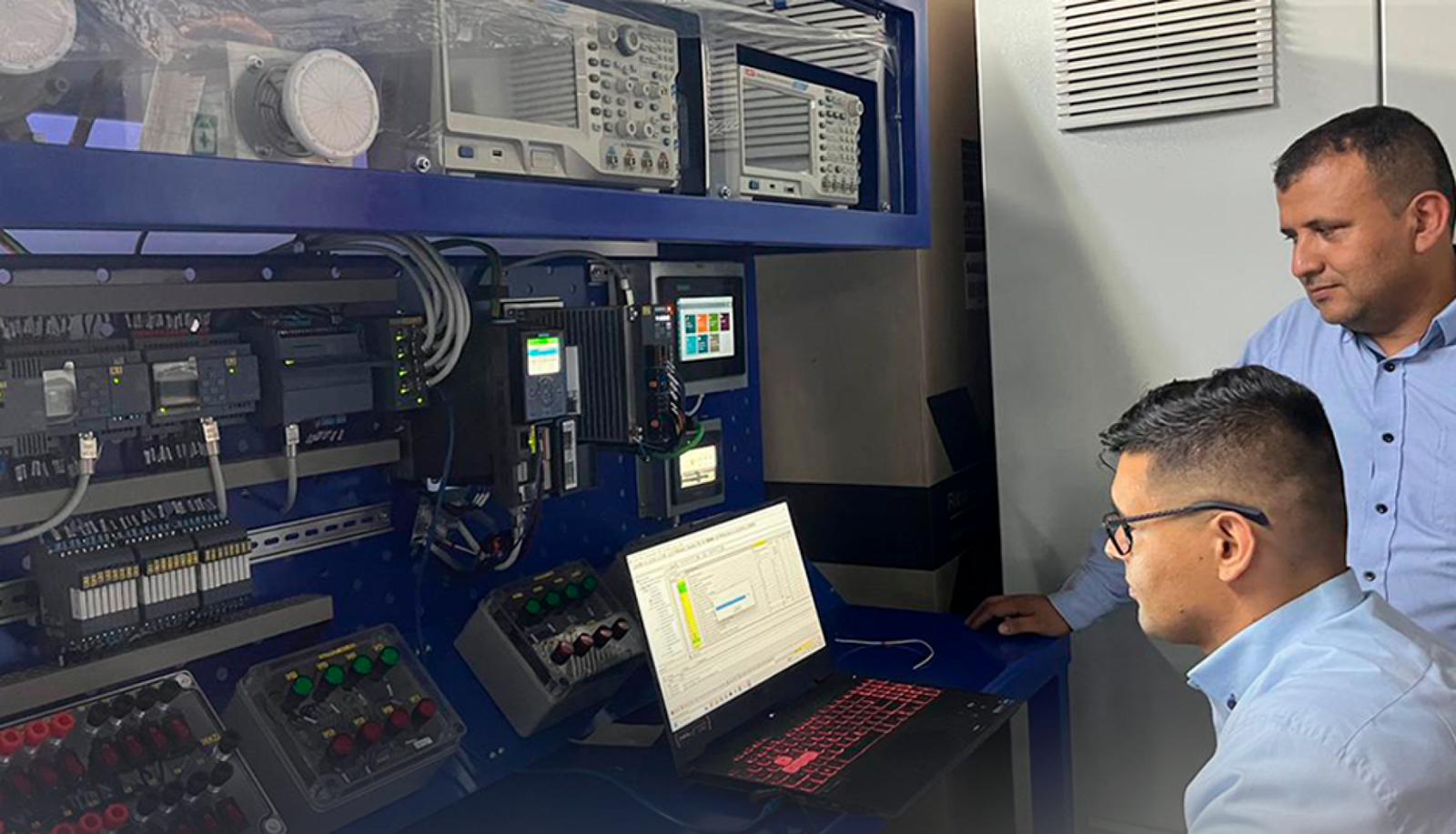 Entrenador didáctico industrial para prácticas de automatización, control eléctrico, PLC, sensores y simulación de procesos.