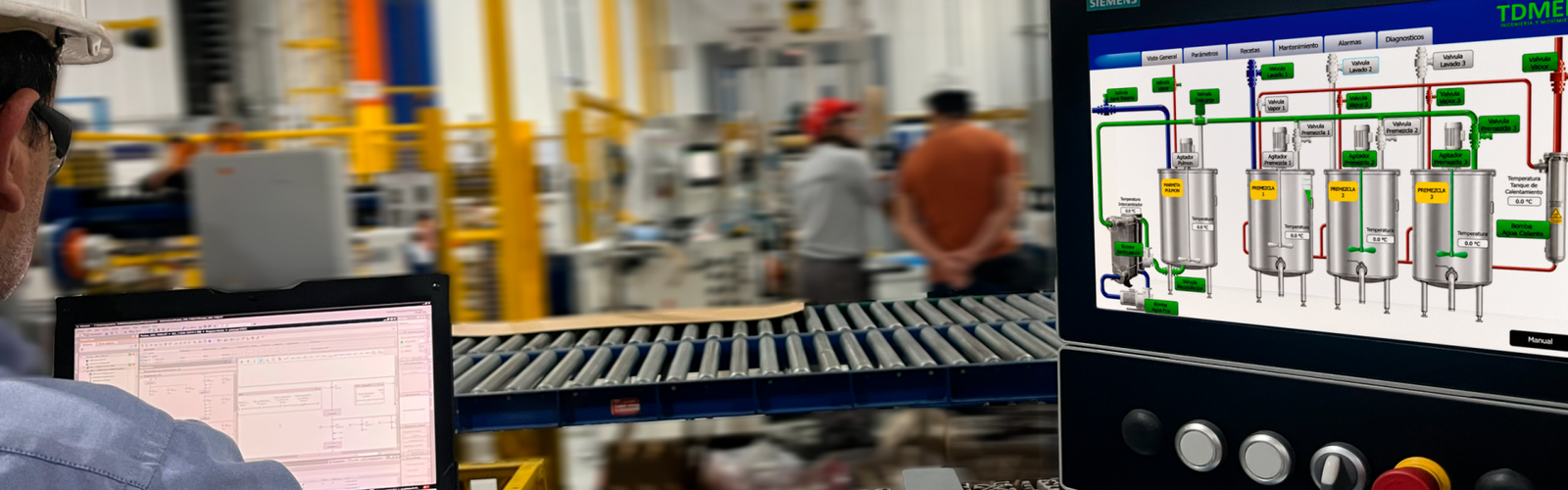 Operario supervisando una línea de producción industrial mediante sistema HMI Siemens y control automatizado de procesos.