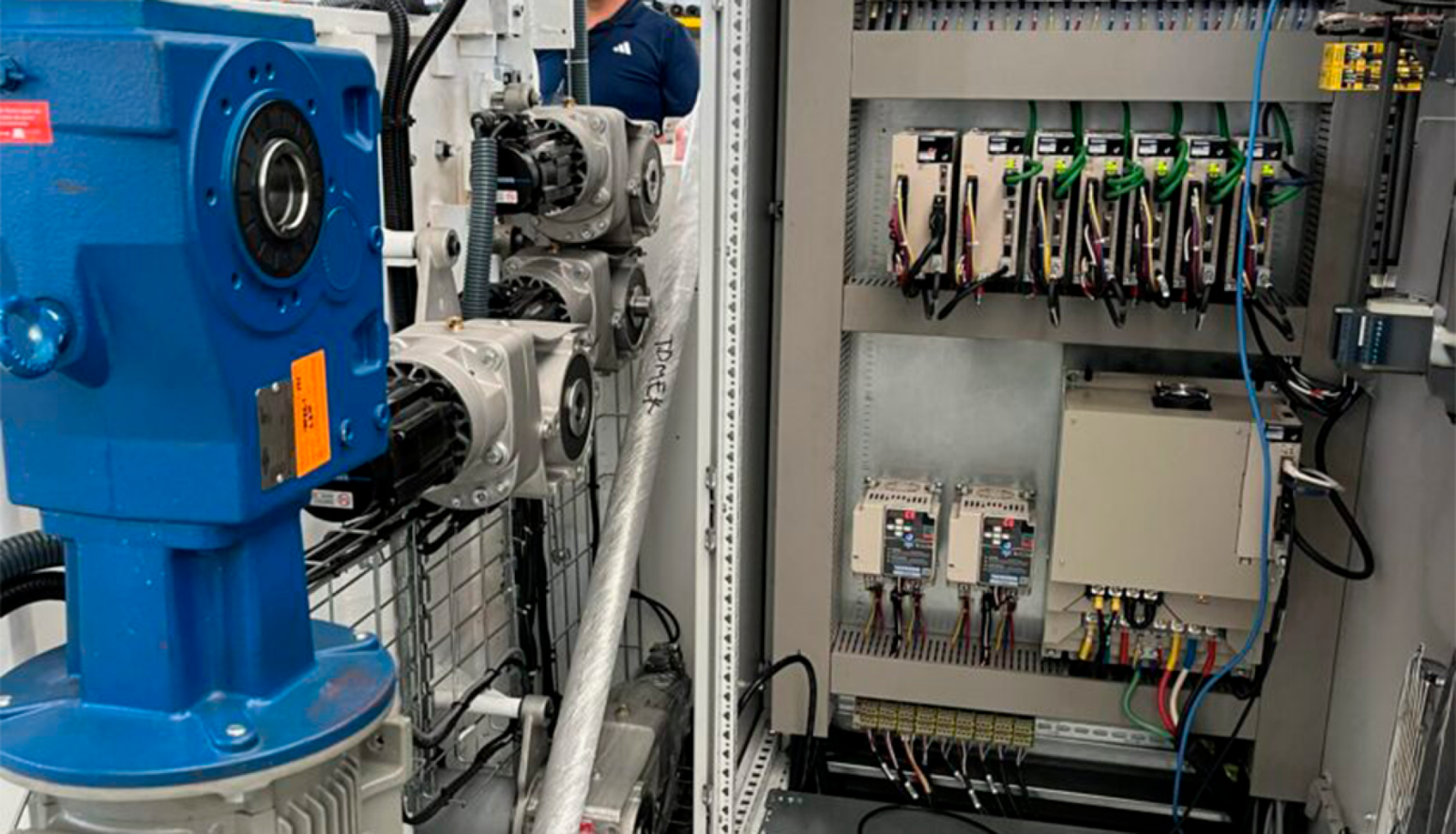 Integración en tablero de control industrial por TDMEK Colombia.