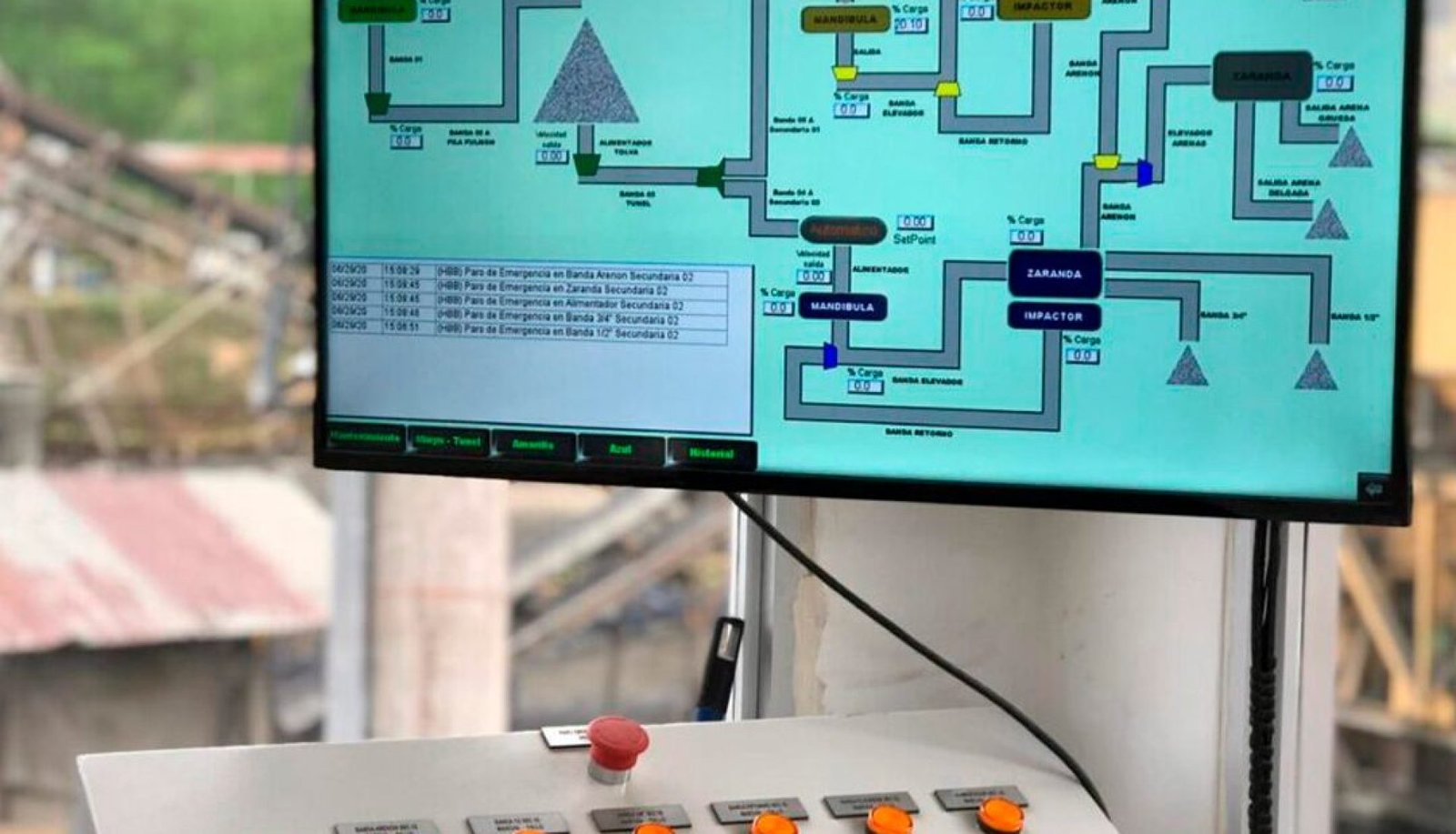 Imagen del proyecto TDMEK de automatización del proceso de trituración, con componentes eléctricos industriales y sistema de control para optimizar la operación.